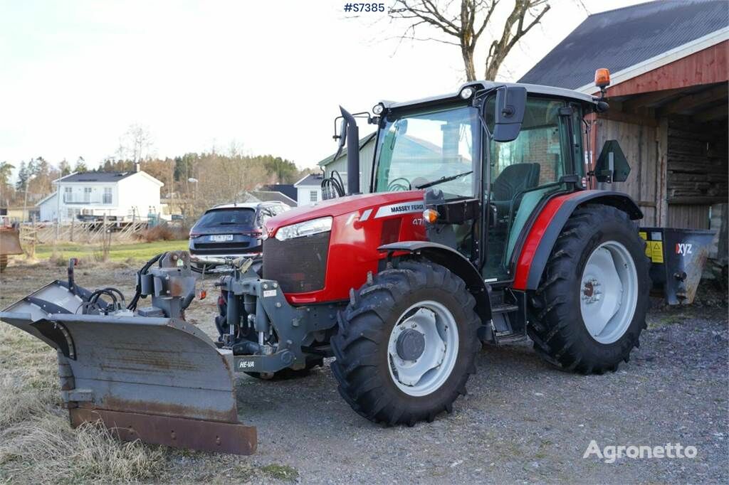 Massey Ferguson MF 4707 with sand spreader and folding plough tractor de ruedas